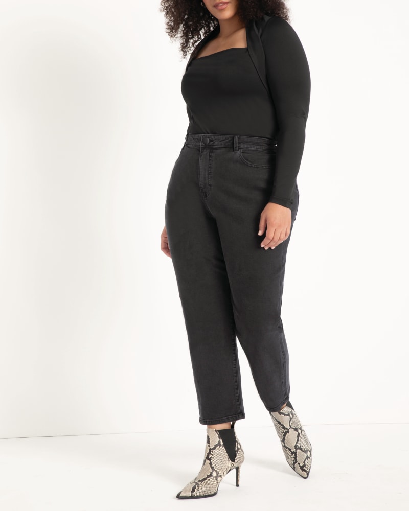 Front of a model wearing a size 14 Ellie Crop Stretch Mom Jean in Washed Black by ELOQUII. | dia_product_style_image_id:206707